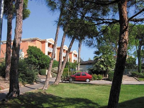 Lagrange Vacances Le Domaine Des Grands Pins Saint-Raphaël Exterior foto